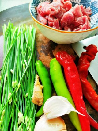 韭菜花炒牛肉的做法步调：1