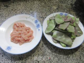 鸡胸肉炒藊豆的做法步调：1