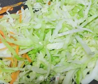 包菜炒河粉的做法步调：3