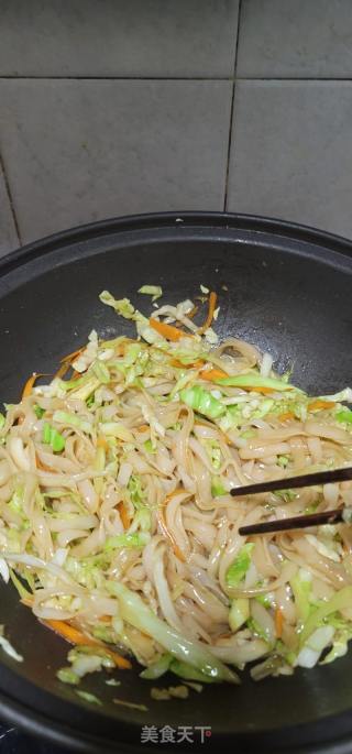 包菜炒河粉的做法步调：7