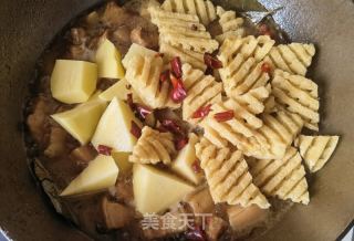 白烧肉炖土豆豆腐串的做法步调：15
