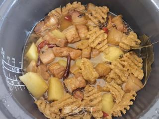 白烧肉炖土豆豆腐串的做法步调：18