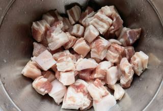 白烧肉炖土豆豆腐串的做法步调：1