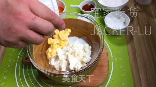 奶酪蛋糕，芝士浓重喷鼻醇，心感轻巧细致，进口即化。的做法步调：1
