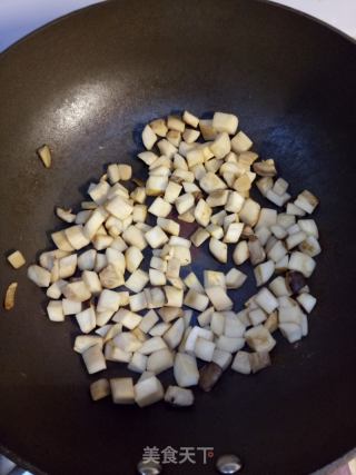 杏鲍菇炒鸡丁的做法步调：3