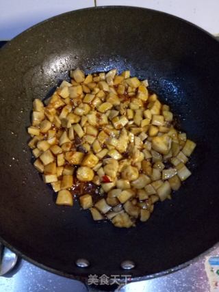 杏鲍菇炒鸡丁的做法步调：8