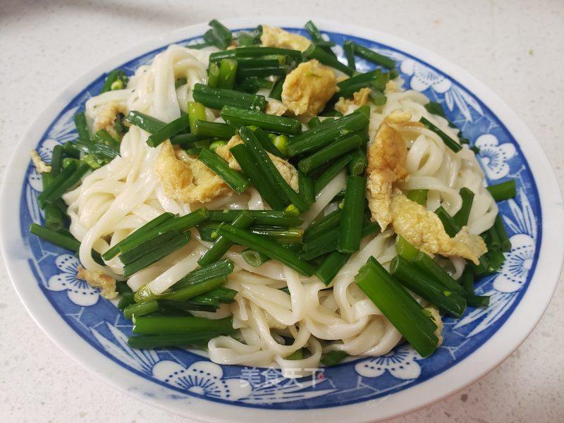 韭苔鸡蛋捞里的做法