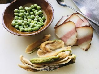 豌豆萝卜干蒸腊肉的做法步调：1