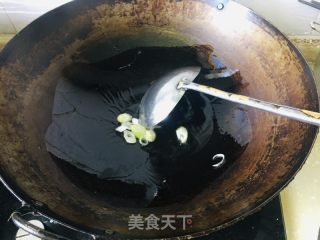 茄子拌揪里片的做法步调：1