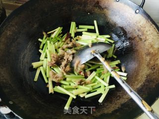 喷鼻芹炒牛肉的做法步调：6