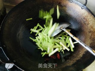 喷鼻芹炒牛肉的做法步调：4