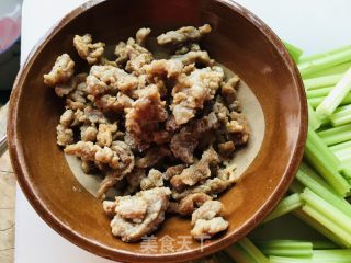 喷鼻芹炒牛肉的做法步调：1