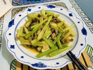 喷鼻芹炒牛肉的做法步调：10