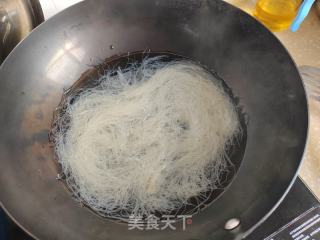 洋葱鸡蛋喷鼻菇炒里的做法步调：2