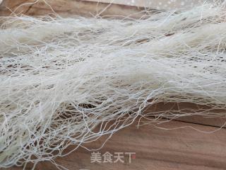 洋葱鸡蛋喷鼻菇炒里的做法步调：1