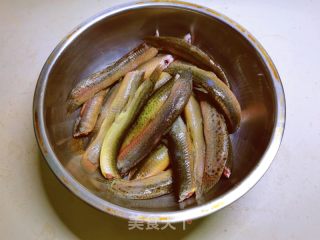 酱焖泥鳅的做法步调：1
