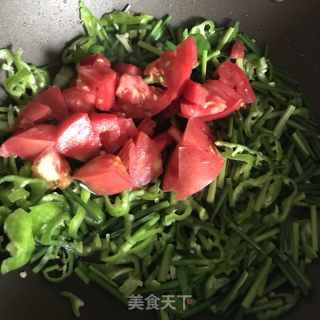 青椒炒韭薹的做法步调：5