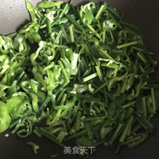 青椒炒韭薹的做法步调：4