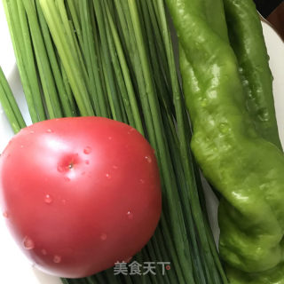 青椒炒韭薹的做法步调：1