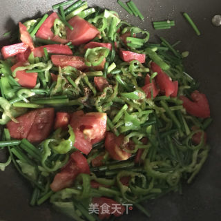 青椒炒韭薹的做法步调：6