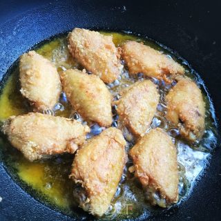 喷鼻酥鸡翅的做法步调：7