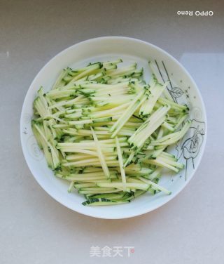 水腿炒北瓜丝的做法步调：2