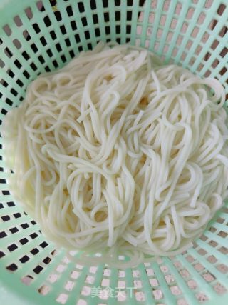 猪肉丝瓜汤粉的做法步调：2