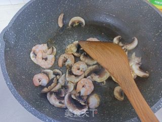 虾仁心蘑钱袋蛋意里的做法步调：9