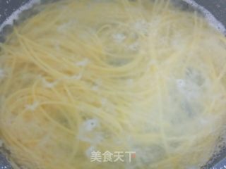 虾仁心蘑钱袋蛋意里的做法步调：4