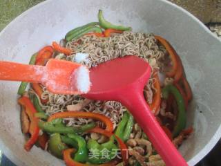 单椒肉丝炒荞麦里的做法步调：13
