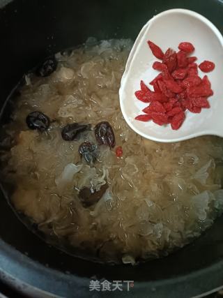 银耳莲子羹的做法步调：6