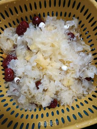 银耳莲子羹的做法步调：2