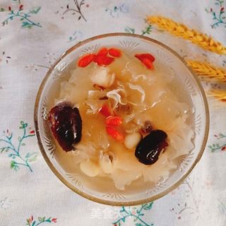 银耳莲子羹的做法步调：8