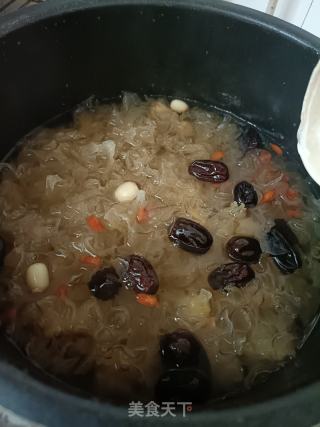 银耳莲子羹的做法步调：7