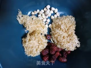 银耳莲子羹的做法步调：1