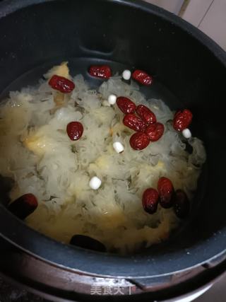 银耳莲子羹的做法步调：4
