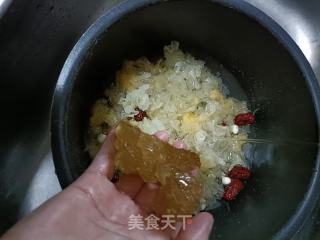 银耳莲子羹的做法步调：3