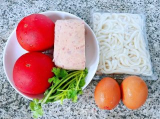 番茄午饭肉煎蛋黑冬里的做法步调：1