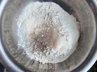 槐花鸡蛋包的做法步调：1