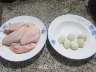 鸡翅中包鹌鹑蛋的做法步调：1