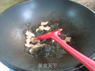 鸡胸肉炒海带的做法步调：12