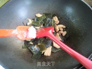 鸡胸肉炒海带的做法步调：11