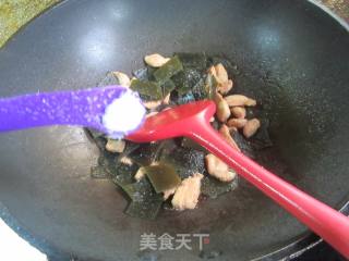 鸡胸肉炒海带的做法步调：10