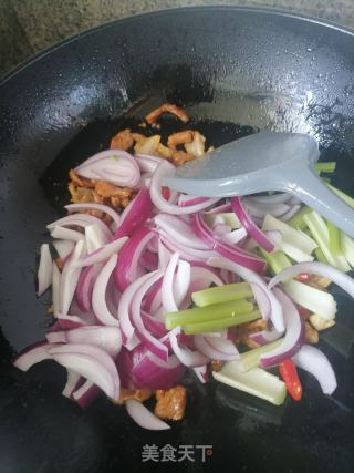 西芹洋葱炒肉丝的做法步调：5
