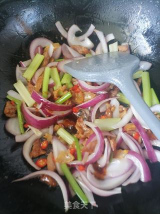 西芹洋葱炒肉丝的做法步调：6