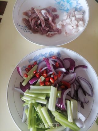 西芹洋葱炒肉丝的做法步调：2