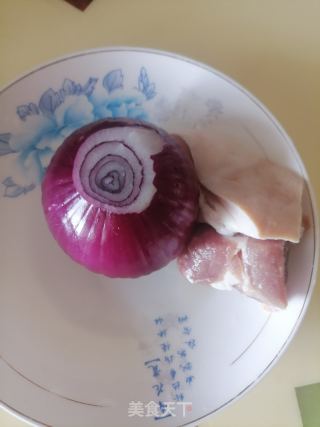 西芹洋葱炒肉丝的做法步调：1