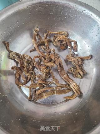 洋葱炒笋子的做法步调：1