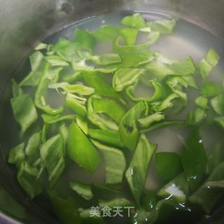 五花肉炒三色的做法步调：7