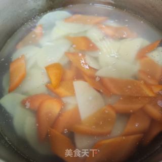 五花肉炒三色的做法步调：5
